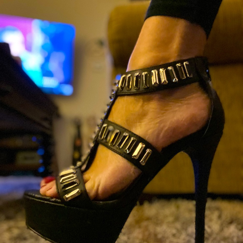 🎬 Black and gold, sexy, studded platform heels